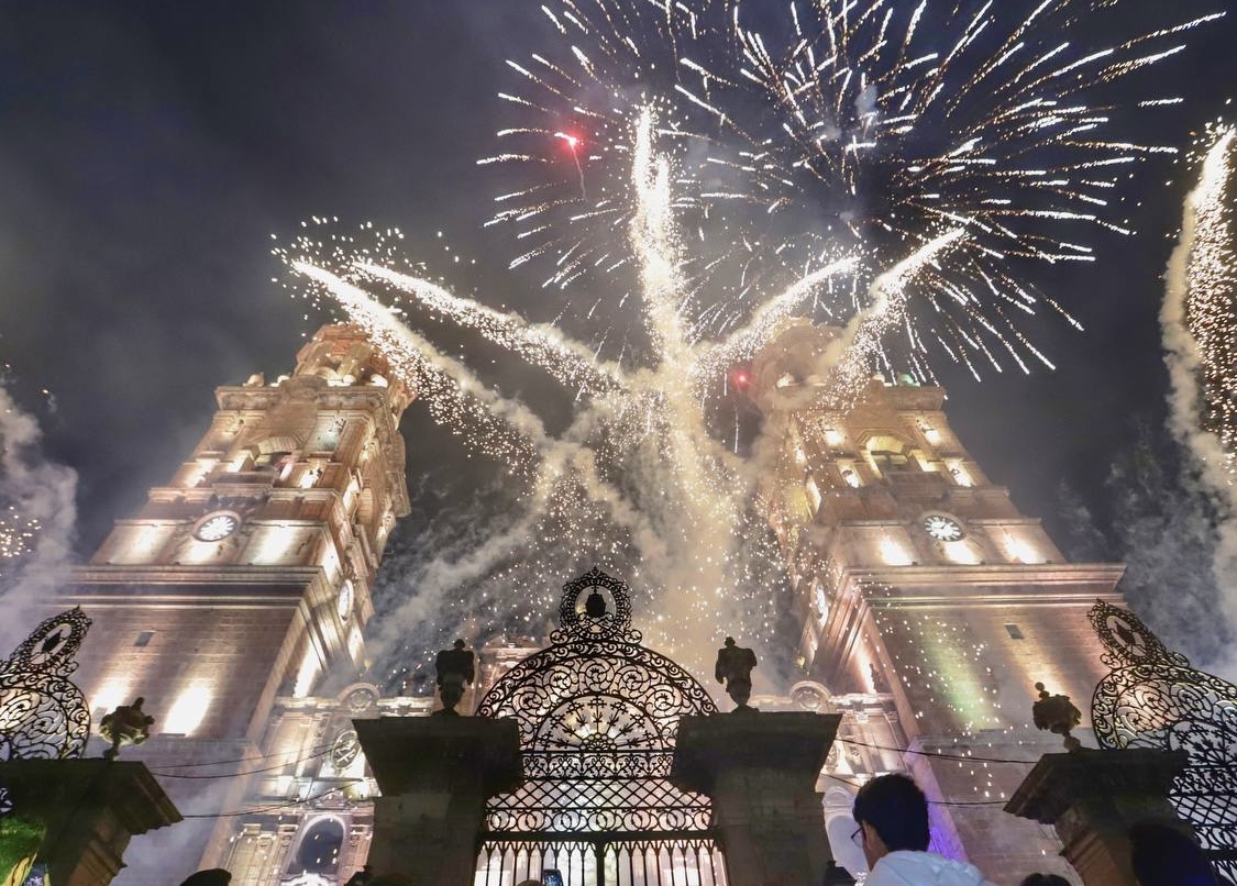 LUCES DE CATEDRAL BRILLANDO PARA TODOS