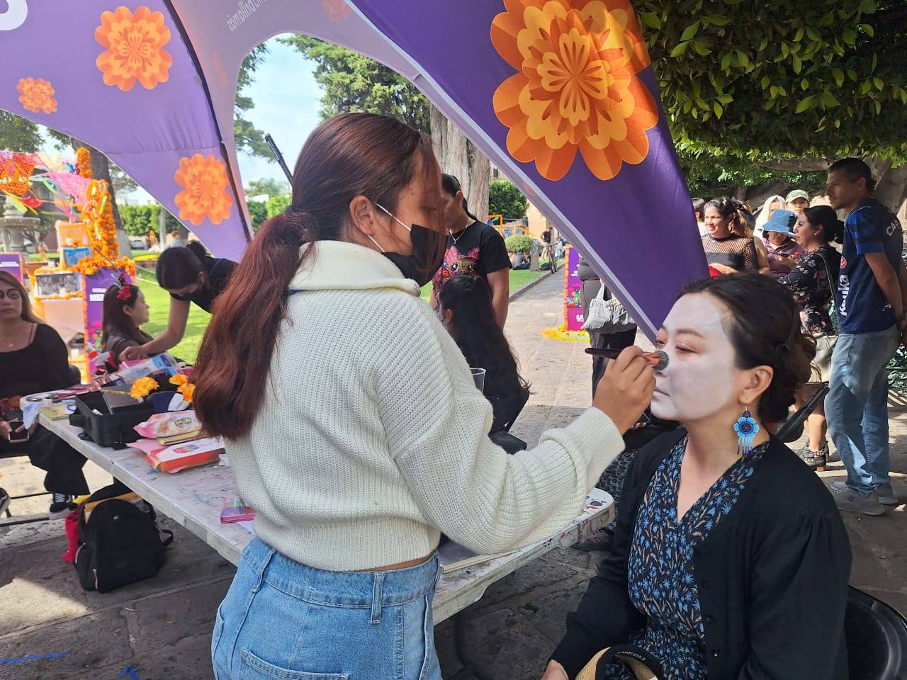 MAQUILLANDO CATRINAS Y CATRINES